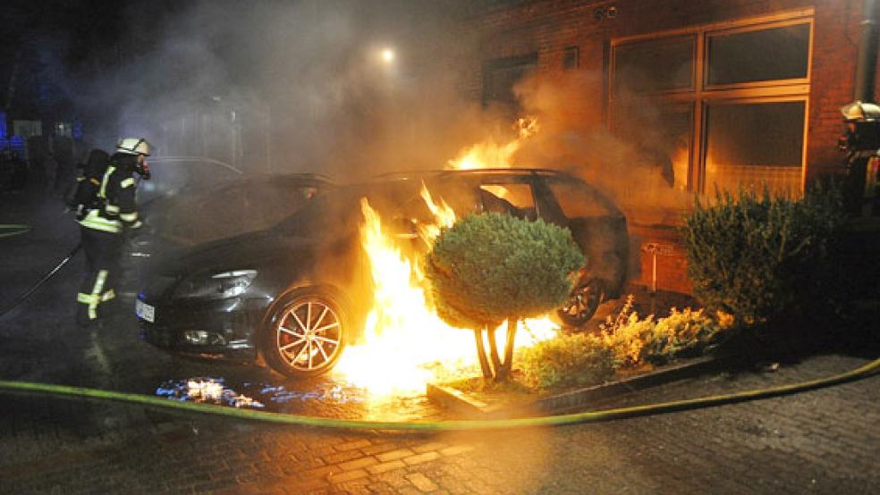 Am Kleinen Oldekamp in Leer sind in der Nacht zu Montag zwei Autos in Brand geraten. Die Feuerwehr verhinderte ein Übergreifen der Flammen auf ein angrenzendes Wohngebäude. Die Bewohner wurden ins Freie begleitet. © Foto: Wolters