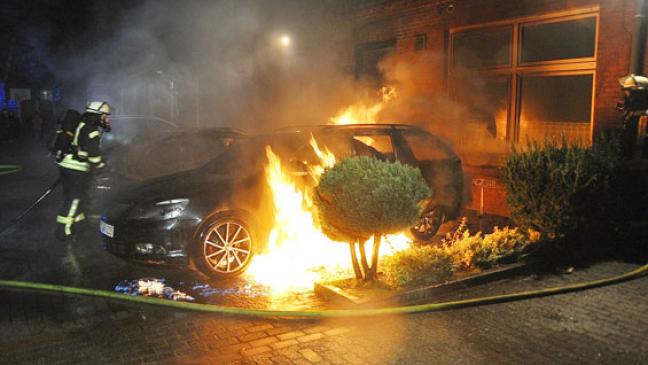Zwei Autos lichterloh in Flammen