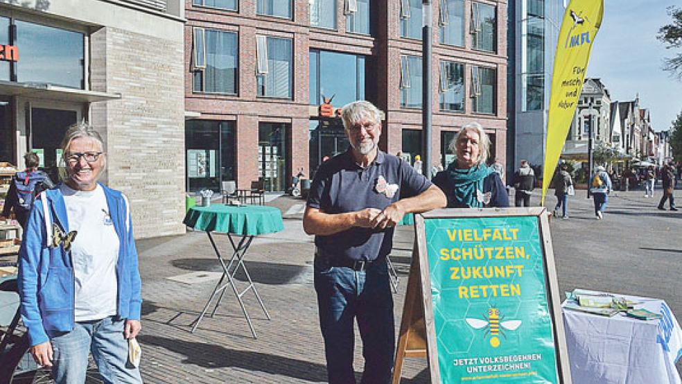 Gemeinsam für mehr Artenvielfalt: (von links) Agnes Ratering und die Eheleute Friedrich und Bettina Bruns sammelten für ein Volksbegehren Unterschriften. © Foto: Ammermann