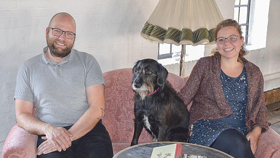 Die Zollhauscrew mit Daniel van Lengen und Nina Frerichs-Holtz freuen sich gemeinsam mit der Zollhaus-Hündin Leni auf die kommenden Sitzkonzerte. © Foto: Ammermann