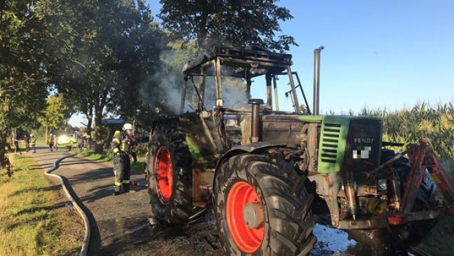Brennender Traktor hinterlässt Ölspur