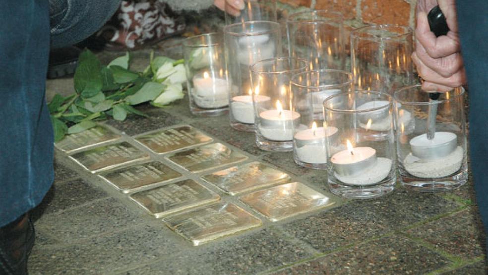 »Stolpersteine« wie hier in der Norderstraße in Weener sollen am 10. Oktober erstmals auch in Jemgum verlegt werden. © Foto: Szyska