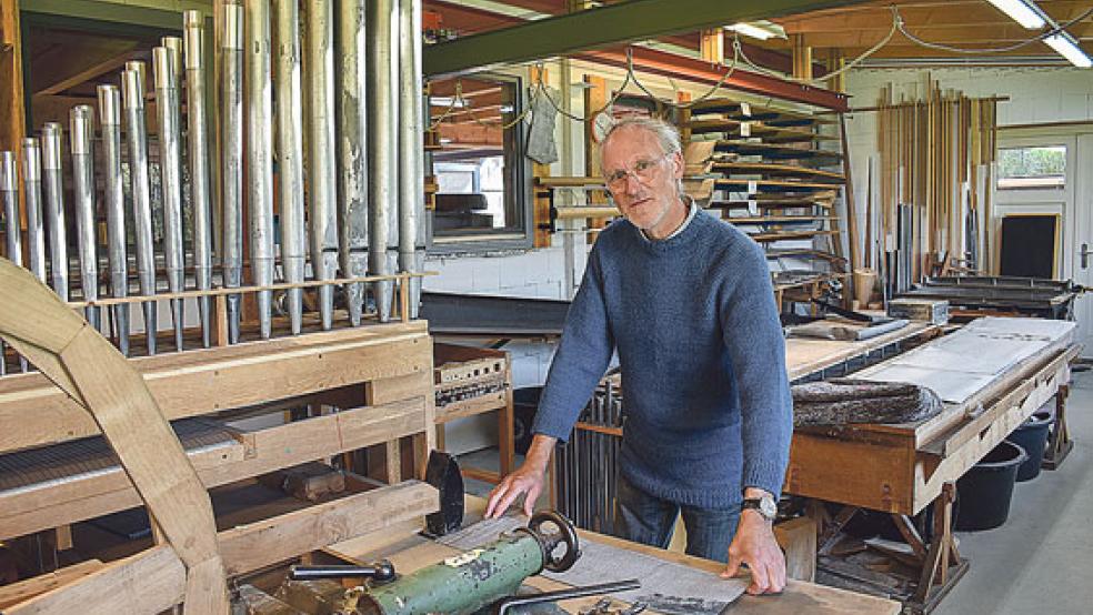 Harm Dieder Kirschner hatte am Sonnabend die Landesgruppe Nord der »Restauratoren im Handwerk« zu Gast in Stapelmoor.  © Foto: Kuper