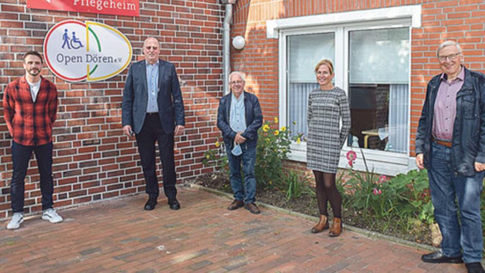 Bei der Übergabe der Spende: Stiftungs-Vorstand Bernd Böke (zweiter von links) mit Heimleiter Marc Hilbrand (von links), dem Vorsitzenden Hinrich Winterboer, Geschäftsführerin Insa Franzen und den stellvertretenden Vorsitzenden Helmut Schoormann. © Foto: Himstedt