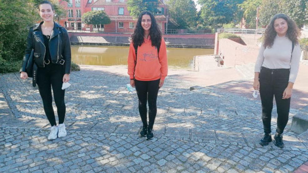 Die Emderin Kira mit den Austauschstudentinnen Patricia Bràs und Sofia Dias Alves aus Portugal (von links). © Foto: Hochschule Emden/Leer