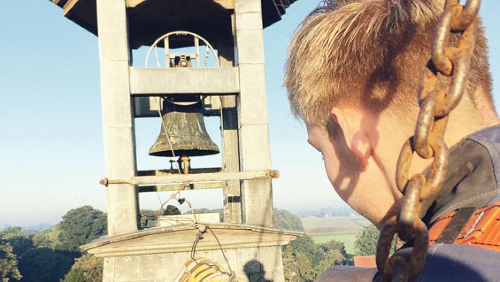 Über den Dächern von Stapelmoor (und auf dem ihres Gotteshauses...) durfte Pastorin Barbara Wündisch-Konz den Arbeitern über die Schulter schauen. © Foto: Wündisch-Konz