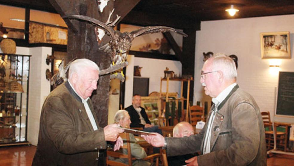 Auf ein Gruppenbild wurde wegen der Corona-Pandemie verzichtet. Stellvertretend für alle Geehrten zeigt das Foto die Überreichung der Urkunde durch den Vorsitzenden Heinrich Rauert (rechts) an den langjährigen ehemaligen stellvertretenden Kreisjägermeister Werner Bohlen. © Foto: Kreisjägerschaft