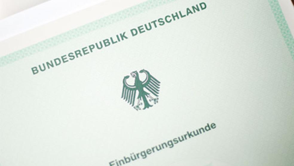 Im Leeraner Kreisgebiet sind deutlich weniger Menschen eingebürgert worden.  © Foto: Stratenschulte (dpa)