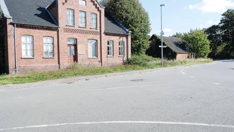 Die Farbe der »Mittelinsel«-Markierung auf der Straße ist merklich verblasst. . © Foto: Hoegen