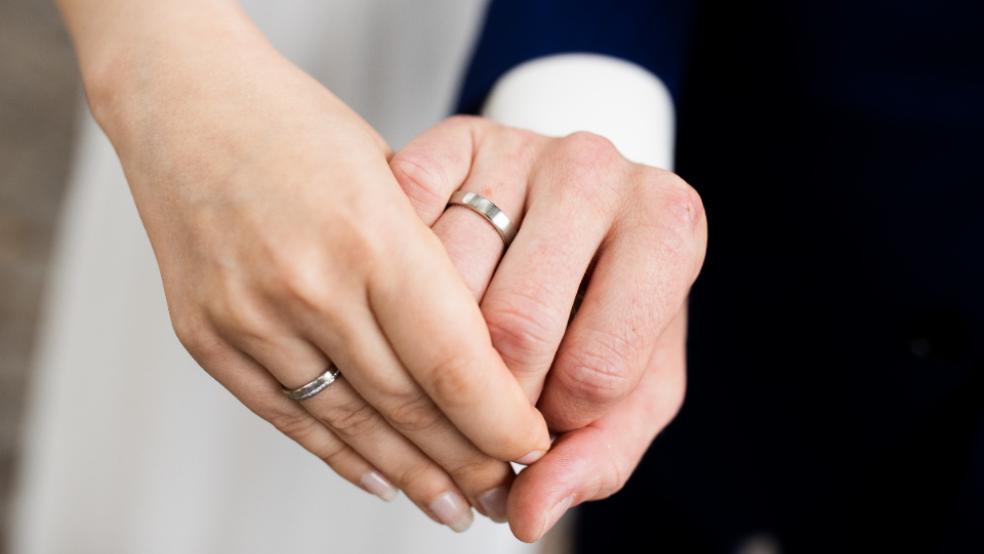 Die Kommunen im Rheiderland verzeichnen teilweise einen deutlichen Rückgang an Eheschließungen in diesem Jahr. © Rheiderland_Hochzeiten_picture alliance / Rolf Vennenbrand.jpg