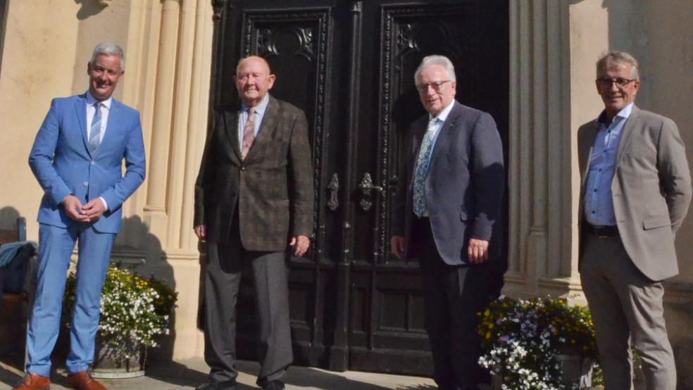 Landrat Matthias Groote (von links) ehrte Johann-Hermann Tjardes gemeinsam mit Helmut Collmann und dem Vizepräsidenten des NTB, Lutz Alefsen. © Foto: Ammermann