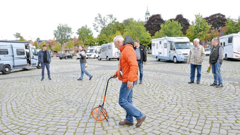Da lief noch die Planung für den Galli-Park: Michael Meyer, er ist Marktmeister der Stadt Leer, und seine Vertreterin Anja Bollen beim gemeinsamen »Vermessen« auf der Großen Bleiche. Von den Schaustellern dabei waren Theo von Halle, Ralf Langenscheidt, Karl-Heinz Langenscheidt und Klaus Albers.  © Foto: Wolters