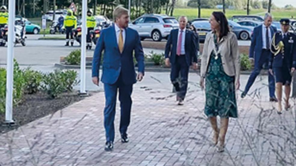 König Willem-Alexander und Bürgermeisterin Cora-Yfke Sikkema am Donnerstag auf dem Weg in die neue Fabrik. © Foto: Charone Tellegen (Gemeinde Oldambt)