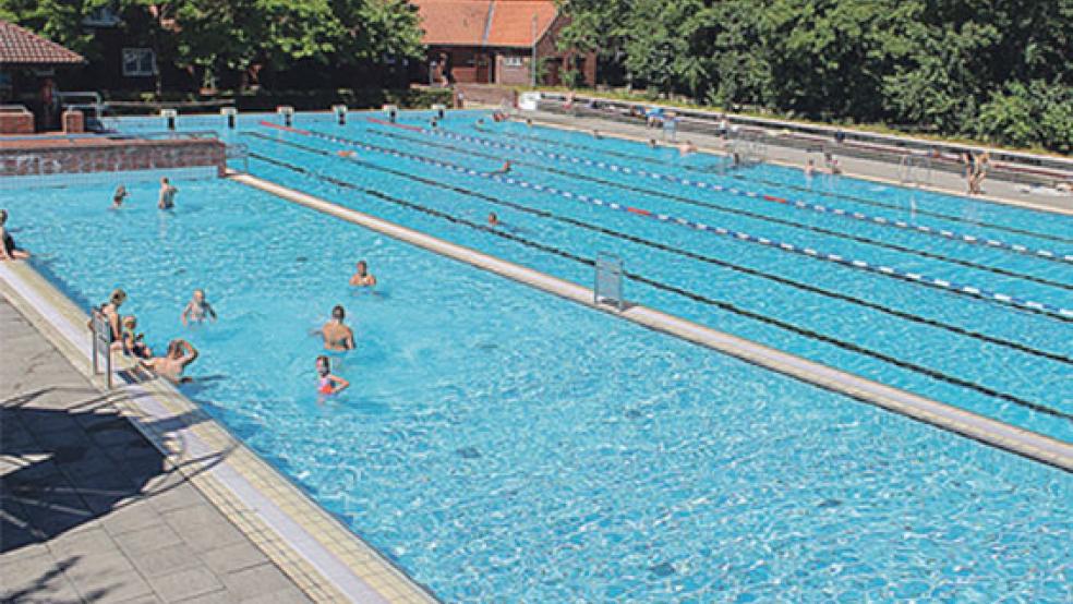 Die 50-Meter-Bahn des Freibads in Papenburg könnte beim Neubau eines Kombi-Bads wohl nicht erhalten werden. © Foto: Belling