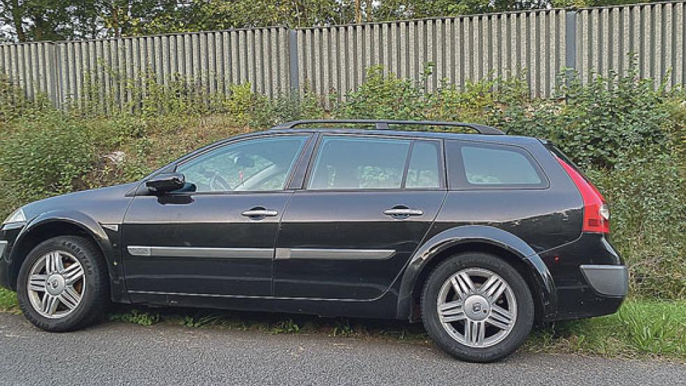 Der verlassene Kombi an der Autobahnabfahrt Veenhusen - kein Einzelfall im Kreis Leer. © Foto: Famke Hanken