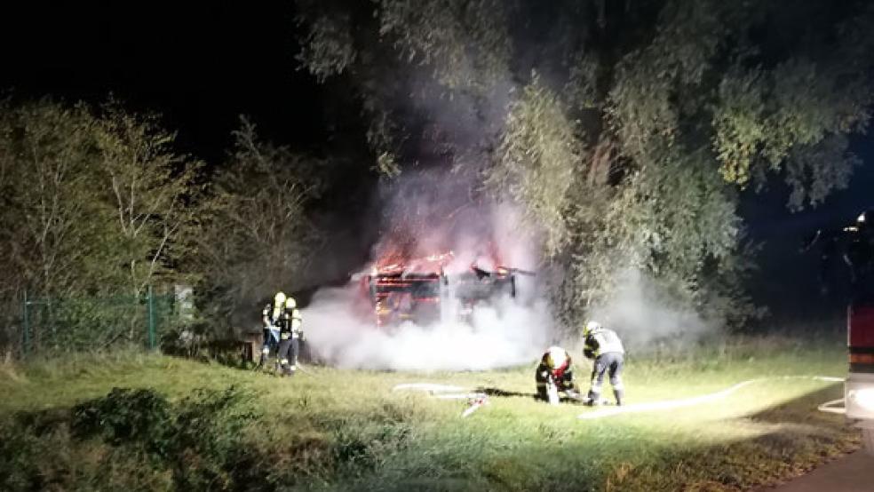 Die Einsatzkräfte der Feuerwehr konnten den Brand zwar schnell ablöschen, die Hütte ist aber abrissreif. © Foto: Feuerwehr