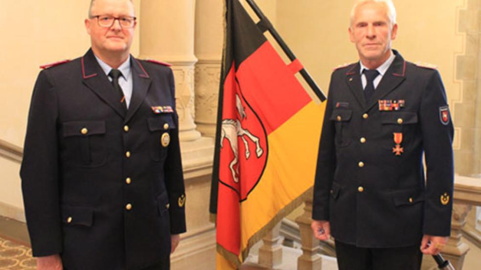 Neuer Regierungsbrandmeister: Erwin Reiners (links) übernimmt das Amt von Ernst Hemmen. © Foto: Polizeidirektion Osnabrück
