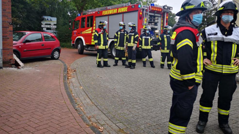 Die Feuerwehr übernahm erste Sicherungsmaßnahmen an der Garagenwand und forderte das THW an. © Foto: Feuerwehr