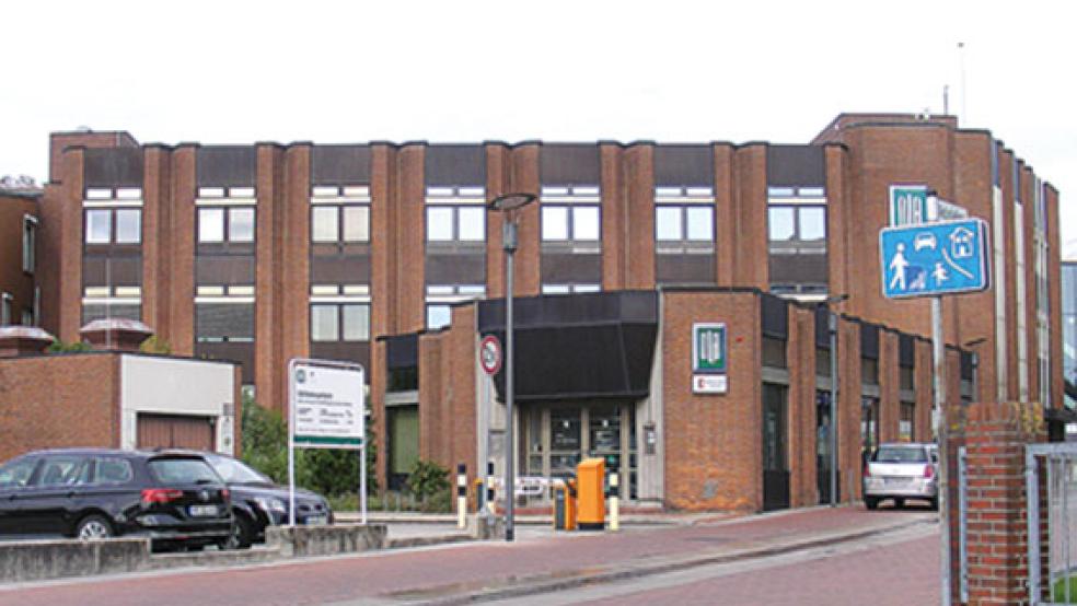 Die Oldenburgische Landesbank (OLB) am Denkmalsplatz in Leer soll für den Neubau abgerissen werden – ebenso wie die weiteren Häuser auf der linken Seite der Mühlenstraße bis hin zur Ledastraße. © Foto: Szyska