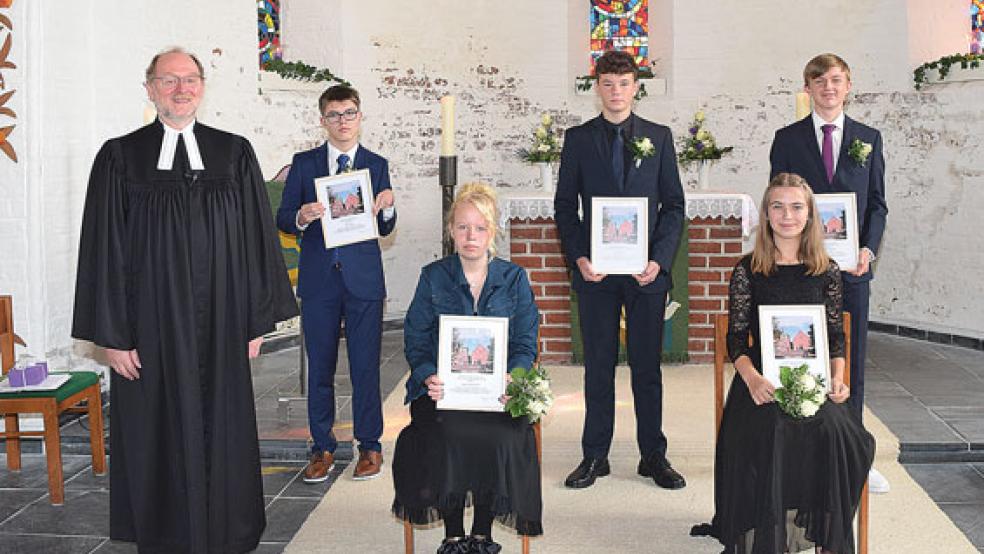 In Bingum wurden konfirmiert (von links): Maylin Dorenbusch, Victoria Loesing, Linus Plösch, Torben Zechner und Till-Abbe Heikens (im Bild mit Pastor Armin Siegmund). © Fotos: Kirchengemeinden Bingum und Holtgaste