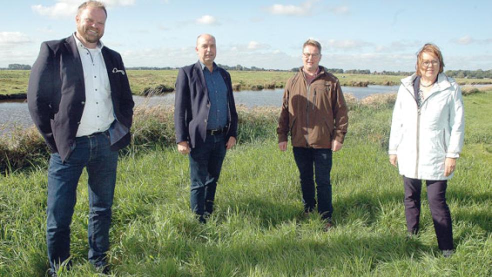 Auf einer Weide am Pallertschloot bei Aaltukerei zeigte Landwirt Klaus Borde (Oldendorp, Zweiter von rechts) den Landtags­abgeordneten Matthias Arends (SPD, links) und Hillgriet Eilers (FDP, rechts, beide aus Emden) sowie dem LHV-Präsidenten Manfred Tannen (Bensersiel) das Ausmaß der geplanten Gewässerschutz-Randstreifen. © Foto: Szyska