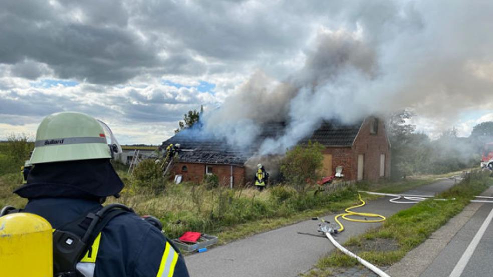 Dichter Rauch zog über die Bundesstraße, die während des Einsatzes voll gesperrt wurde. © Foto: Sven Janssen/Feuerwehr