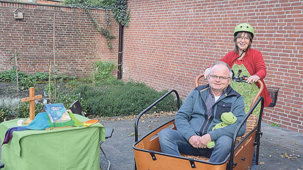 Bis zu 100 Kilo Zuladung darf »Jan-Wilhelm van der Fahrt« transportieren und so lud Schwester Carola kurzerhand den deutlich leichteren Pastor Rolf Kemner zu einer kleinen Spritztour ein. Mit an Bord auch das Kuscheltier Wigald als treuer Reisebegleiter.  © Foto: Himstedt