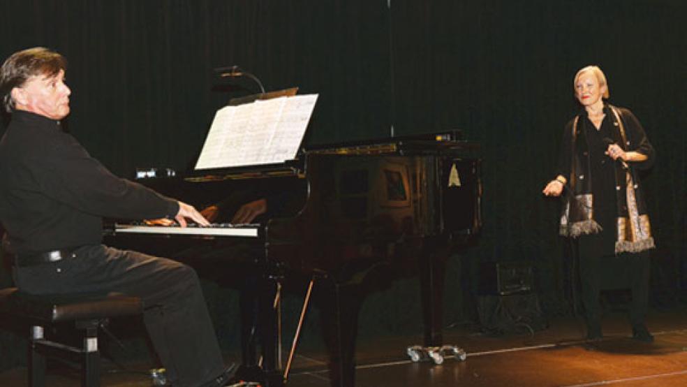 Gefühlvoll begleitete Sven Selle Chanson-Sängerin Anna Haentjens am Flügel. © Foto: Eden