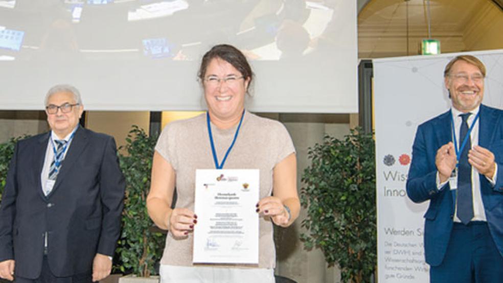 Die Ehrung der Gewinner in Berlin übernahmen Andreas Görgen (rechts), Leiter der Abteilung für Kultur und Kommunikation im Auswärtigen Amt sowie Sergei Jurjewitsch Netschajew (links), Botschafter der Russischen Föderation. Für die Hochschule nahm Andrea Meyenburg den Preis entgegen. © Foto: David Ausserhofer/DAAD