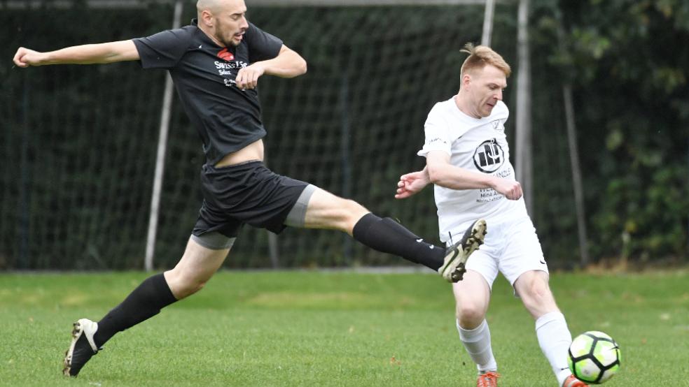 Derk Immenga (rechts) und Stapelmoor trafen auf aggressive Neermoorer (hier Tom Zellner). © Foto: Bruins