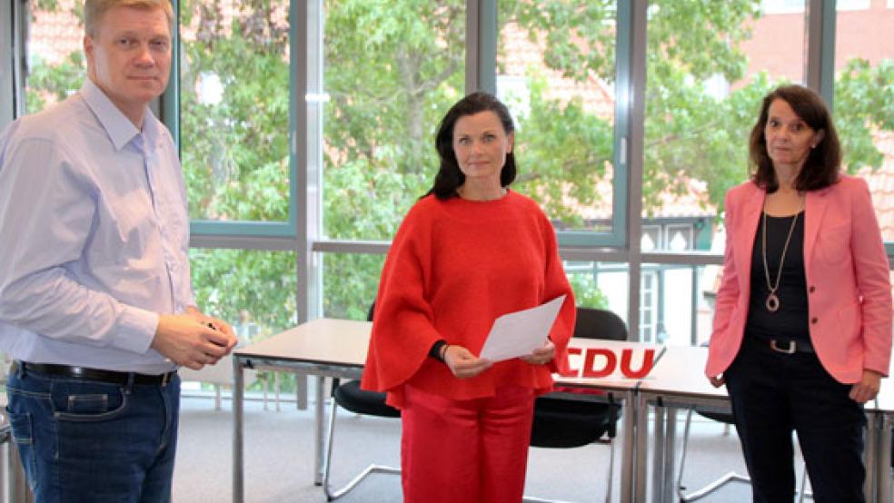 Lehnen ein Endlager im Kreis Leer ab: die CDU-Politiker Melanie Nonte, Gitta Connemann und Ulf Thiele (von rechts). © Foto: privat