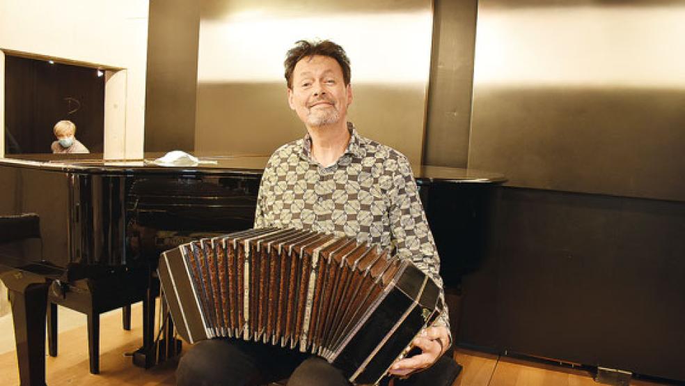 Leidenschaftlicher Musiker aus den Niederlanden: Carel Kraayenhof und sein Bandoneón waren am Sonntag zum vierten Mal zu Gast im Kunsthaus im Hessepark.  © Kuper