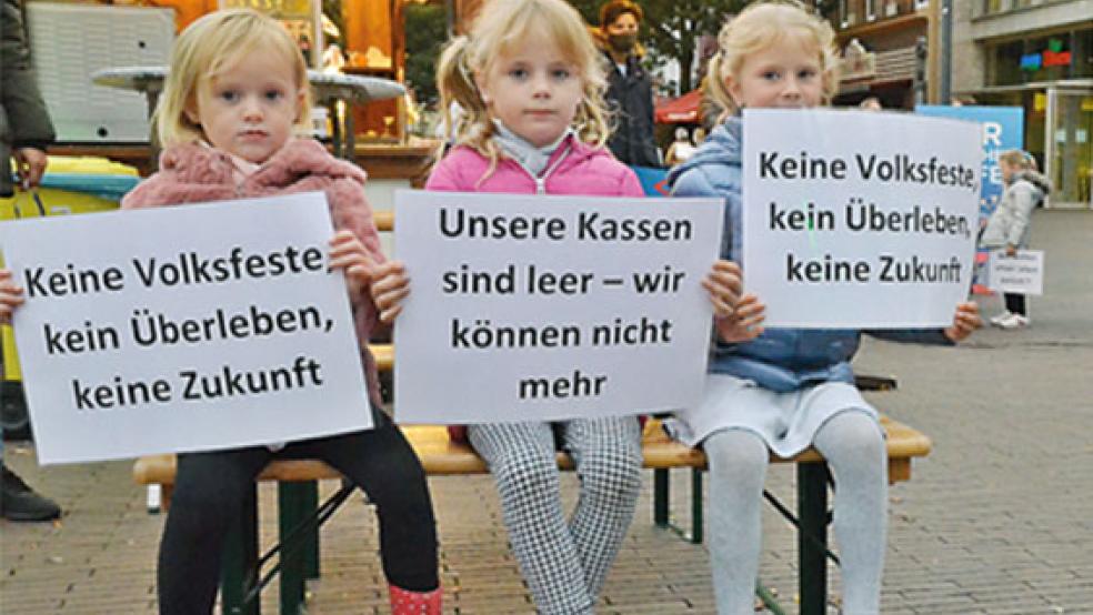 Mit einer Kundgebung auf dem Denkmalsplatz in Leer wurde am Montagabend mit Plakaten auf die prekäre Situation der Schaustellerfamilien aufmerksam gemacht. © Foto: Ammermann