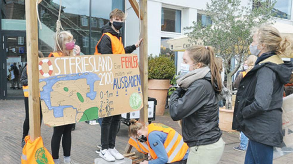 Die Mahnwache in Leer stand unter dem Motto »#KeinGradWeiter«. © Foto: Wolters