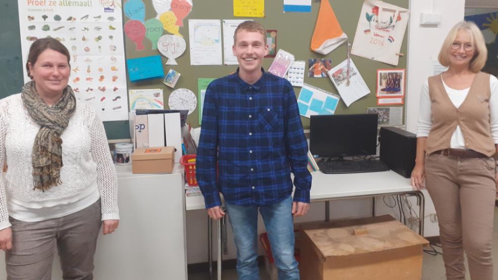 Bernard Koning aus Groningen absolviert derzeit ein Praktikum an der Grundschule Weener. Begleitet wird er dabei von Inga-Katharina Meyer (links) und Gisela Leemhuis. © Foto: Berents
