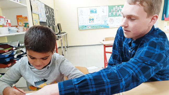 Praktikant hilft Kindern sogar an seinem freien Tag