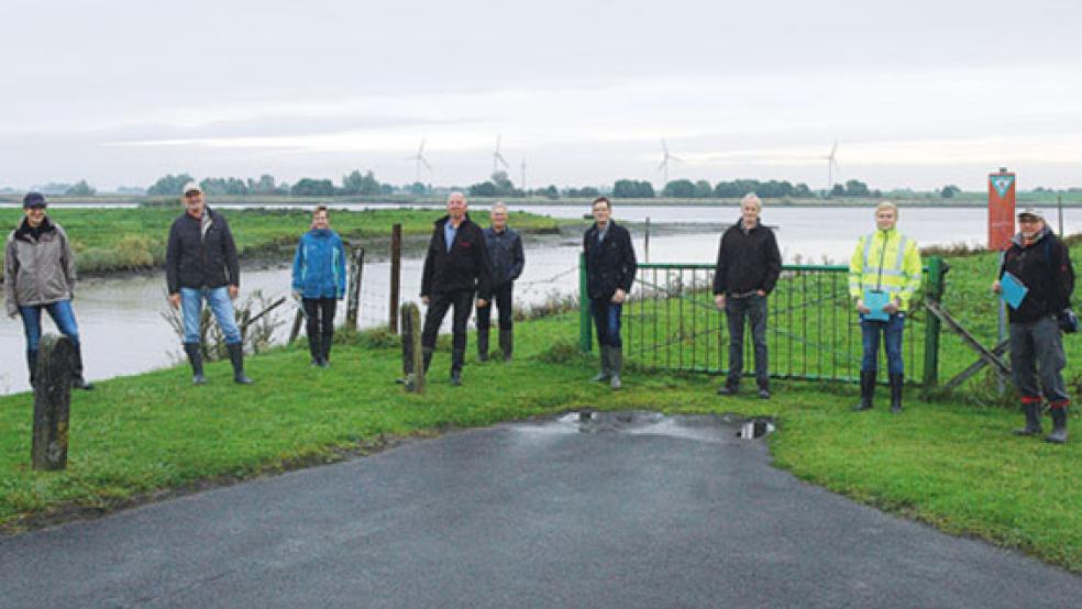 Die Mitglieder der Schaukommission mit der Ersten Kreisrätin Jenny Daun und Oberdeichrichter Meint Hensmann an der Spitze (im Bild von links) trafen sich gestern Vormittag am Großsoltborger Sieltief zur ersten Herbst-Deichschau. © Foto: Szyska