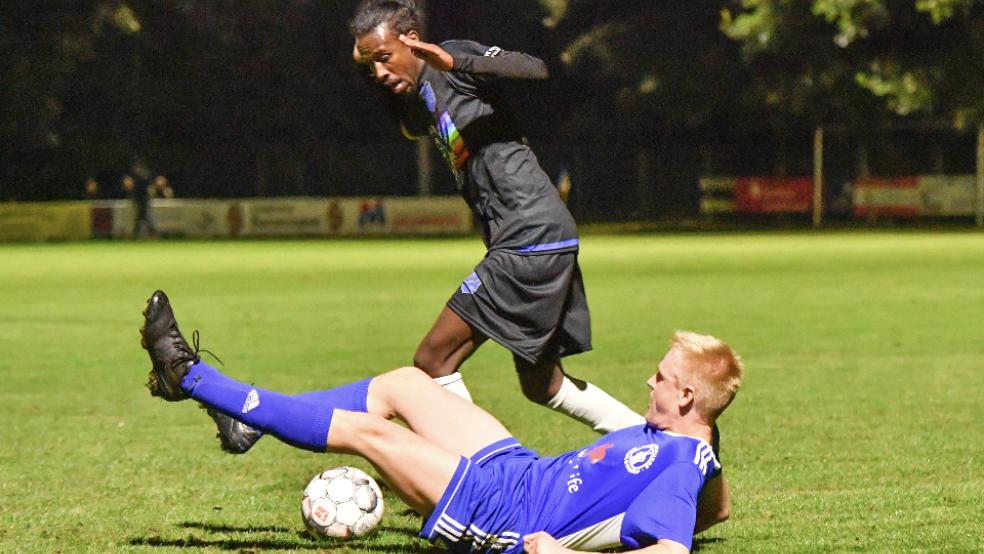Hinrich Yzer (unten) erzielte gegen Borussia Leer II zwar zwei Tore, das reichte aber letztlich nicht für mehr als Ergebniskosmetik. © Foto: Bruins