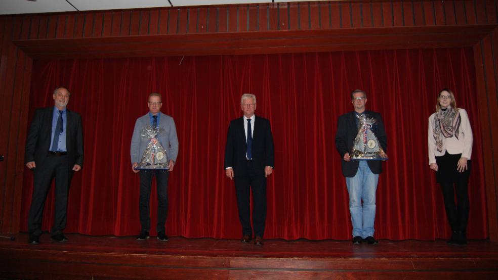 Sven Reintsema, Andreas Sinningen, Bürgermeister Ludwig Sonnenberg, Joachim Steffen und Xenia Nording (von links). © Hoegen
