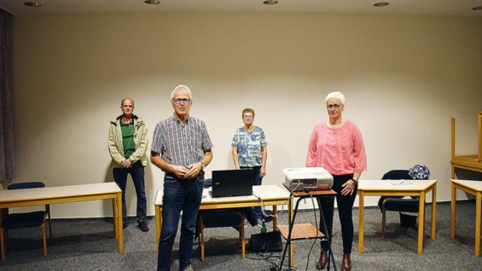 Gerhard Hilbrands (links) macht als 2. Vorsitzender den Vorstand der Sterbeunterstützungskasse Holthusen mit Bernhard Schomaker als 1. Vorsitzender sowie Kassenführerin Lüdia Beekmann (rechts) und Helga Buß als ihre Vertreterin komplett.  © Foto: Kuper