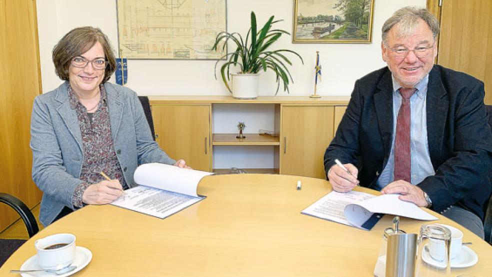 Besiegelt: NLWKN-Direktorin Anne Rickmeyer und Michael Heinz, Leiter der Abteilung Umwelt, Technik und Wassertourismus der WSV bei der Unterzeichnung der Kooperationsvereinbarung in Münster. © Foto: privat