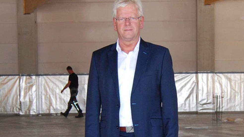 Amtierender Bürgermeister und ab 1. Oktober nebenamtlicher Geschäftsführer der Hafen und Tourismus GmbH: Ludwig Sonnenberg, hier bei einem Ortstermin im künftigen Rossmann-Drogeriemarkt in Weener. © Foto: Hoegen