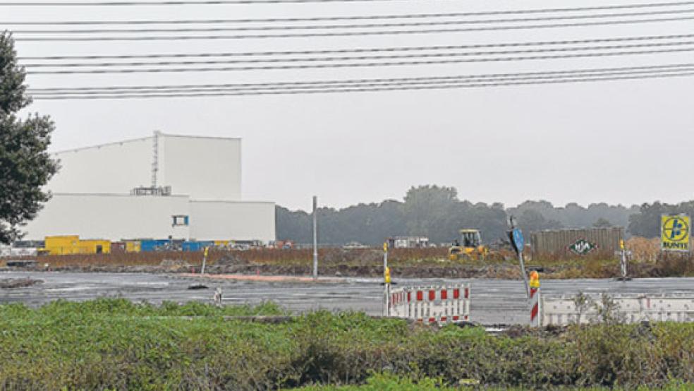 Im Bereich der Zufahrt zum neuen Logistikzentrum der Meyer Werft ist die Rheiderlandstraße derzeit halbseitig gesperrt. © Foto: Hinrichs