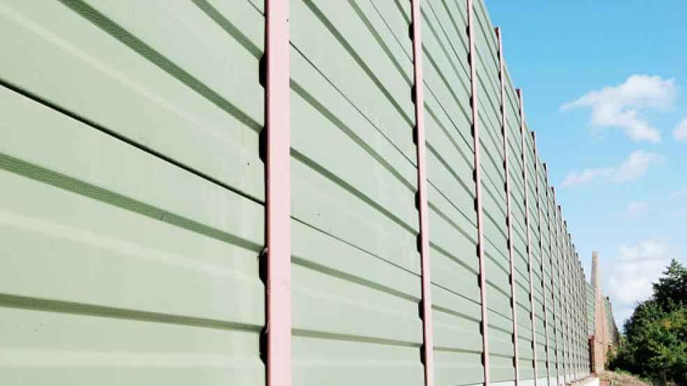 Entspricht diese Lärmschutzwand an de Autobahn 31 in St. Georgiwold noch den aktuellen Anforderungen? CDU und SPD wollen diese Frage geklärt haben. © Foto: Hoegen