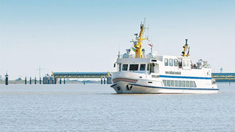 Die »MS Dollard« vor dem Emssperrwerk zwischen Gandersum und Nendorp. Die Passage des Flussbauwerks gehört zu den Etappen der Mini-Kreuzfahrt am Sonntag. © Foto: privat