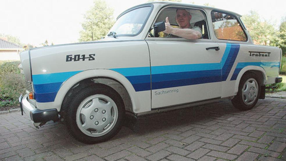 »Mir macht es Spaß, damit zu fahren«, sagt Dirk Vöckler über seinen Trabant 601S, den er im Rennsport-Design mit der original Beschriftung der Sachsenring-Werksabteilung Zwickau versehen hat. »Die Leute grüßen, in dem Auto kennt dich jeder.« © Foto: Szyska