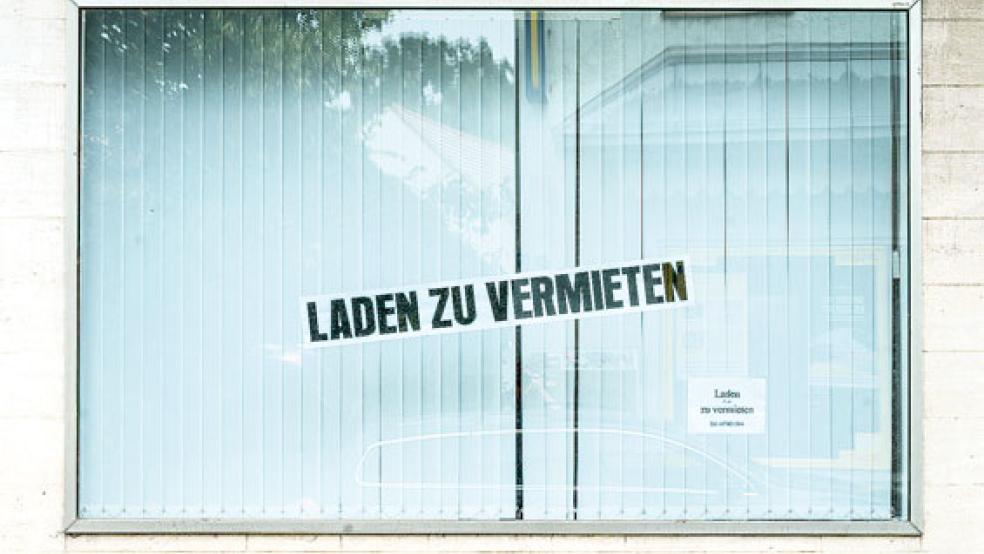 Die Zahl der Einzelhändler im Rheiderland ist in den vergangenen 30 Jahren dramatisch zurückgegangen. Helmut Borus aus Bunde (kleines Foto) sieht eine bessere Zukunftschancen, wenn die Gewerbevereine und ihre Mitglieder im Rheiderland stärker kooperieren würden. © Foto: Boelmann