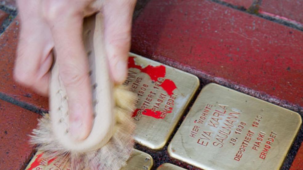 Zu Straftaten mit antisemitischem Hintergrund wie Farbschmiereien bei Stolpersteinen, die unser Archivfoto dokumentiert, kam es im Landkreis Leer in diesem Jahr nicht. © Foto: dpa/Stefan Sauer
