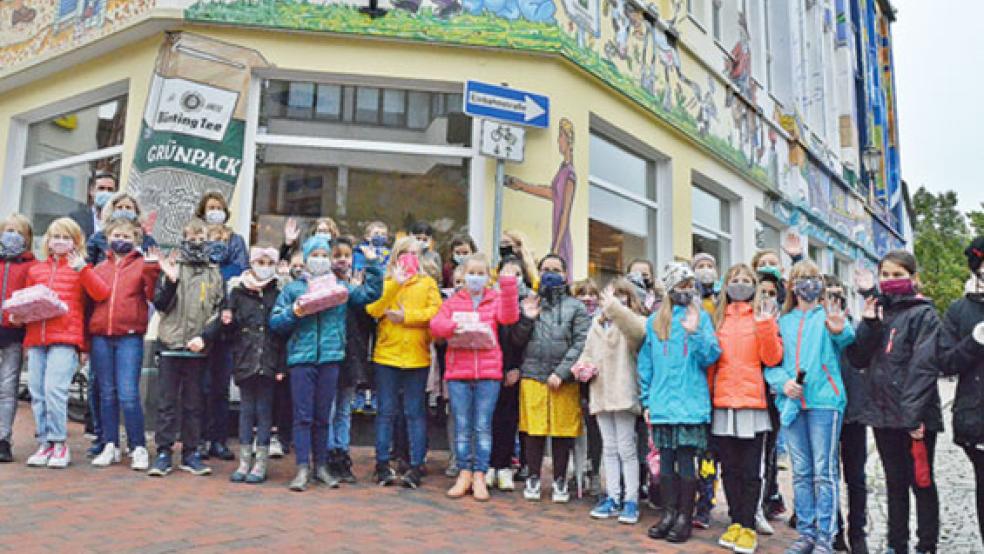 Schülerinnen und Schüler von sechs Leeraner Grundschulen sorgen für die neuen Motive am Coloniale Haus in der Altstadt.  © Fotos: Ammermann