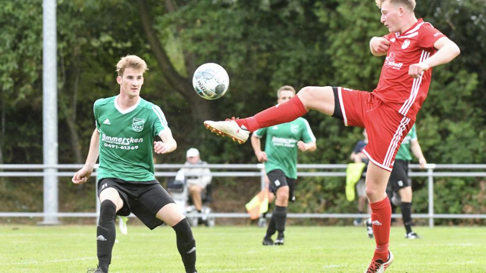Sebastian Konken (links, BSV Bingum) und Heiko Korporal (rechts, Jemgum) dürften auch am Freitagabend wieder um den Ball und letztlich um Punkte kämpfen. © Foto: Bruins
